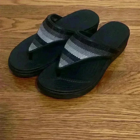 Crocs Monterey Bead Stripe Wedge Sandal, Black Grey Silver Womens Size 6 - Picture 2 of 6